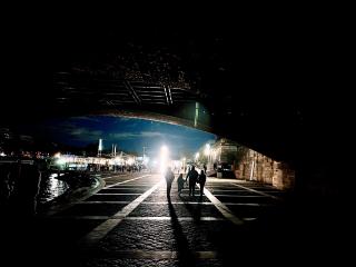 This is right near the Eiffel tower. I really liked how the light played with their shadows and managed to grab a quick shot.
