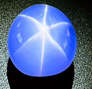I had never seen one of these light patterns in jewels. Apparently, this is called Star of India (actual Jewel there), and known for the light effect called asterism.
